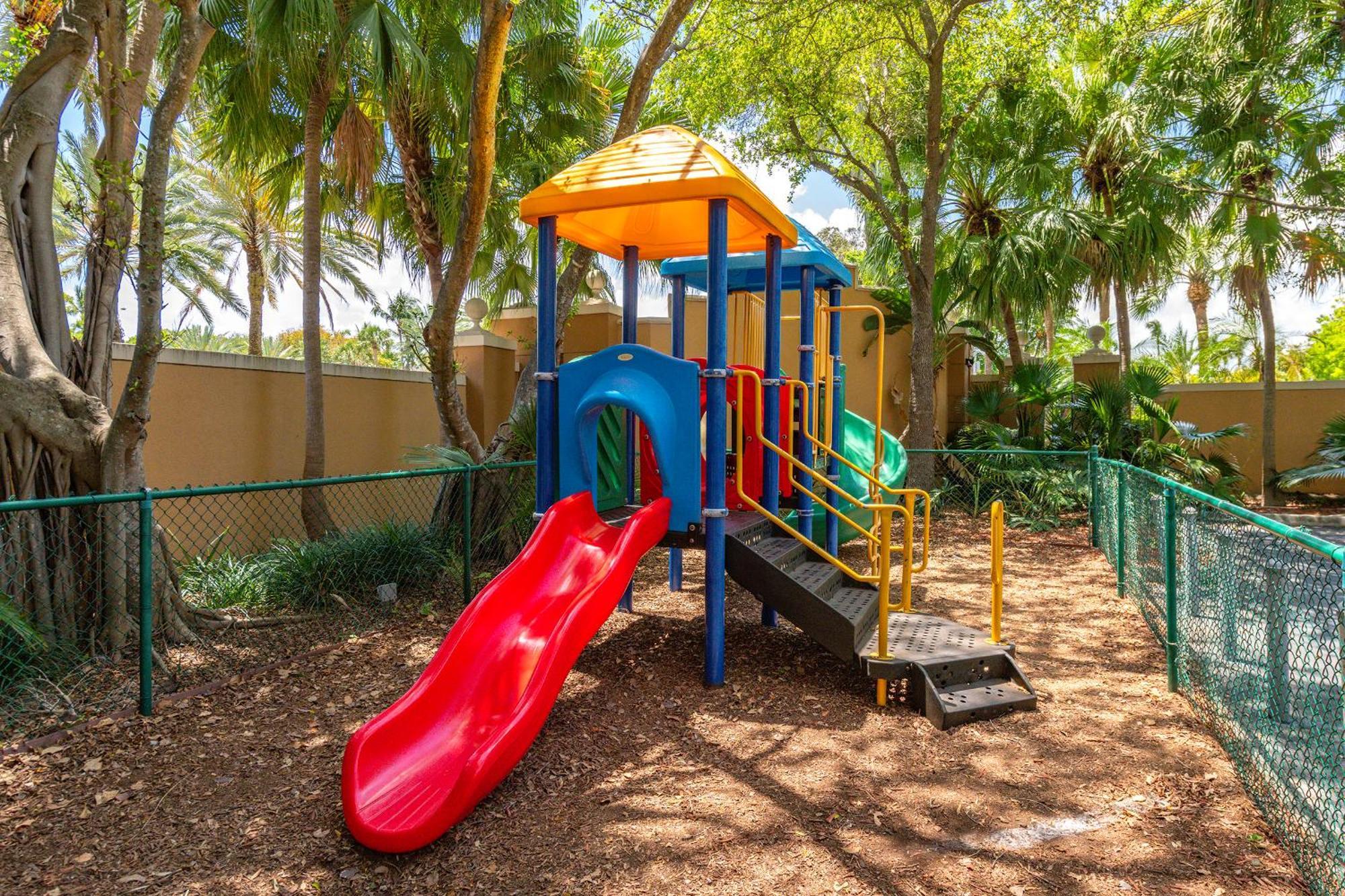 Yacht Club 2 Bedroom And 2 Bathroom With Baby Crib & Free Parking *