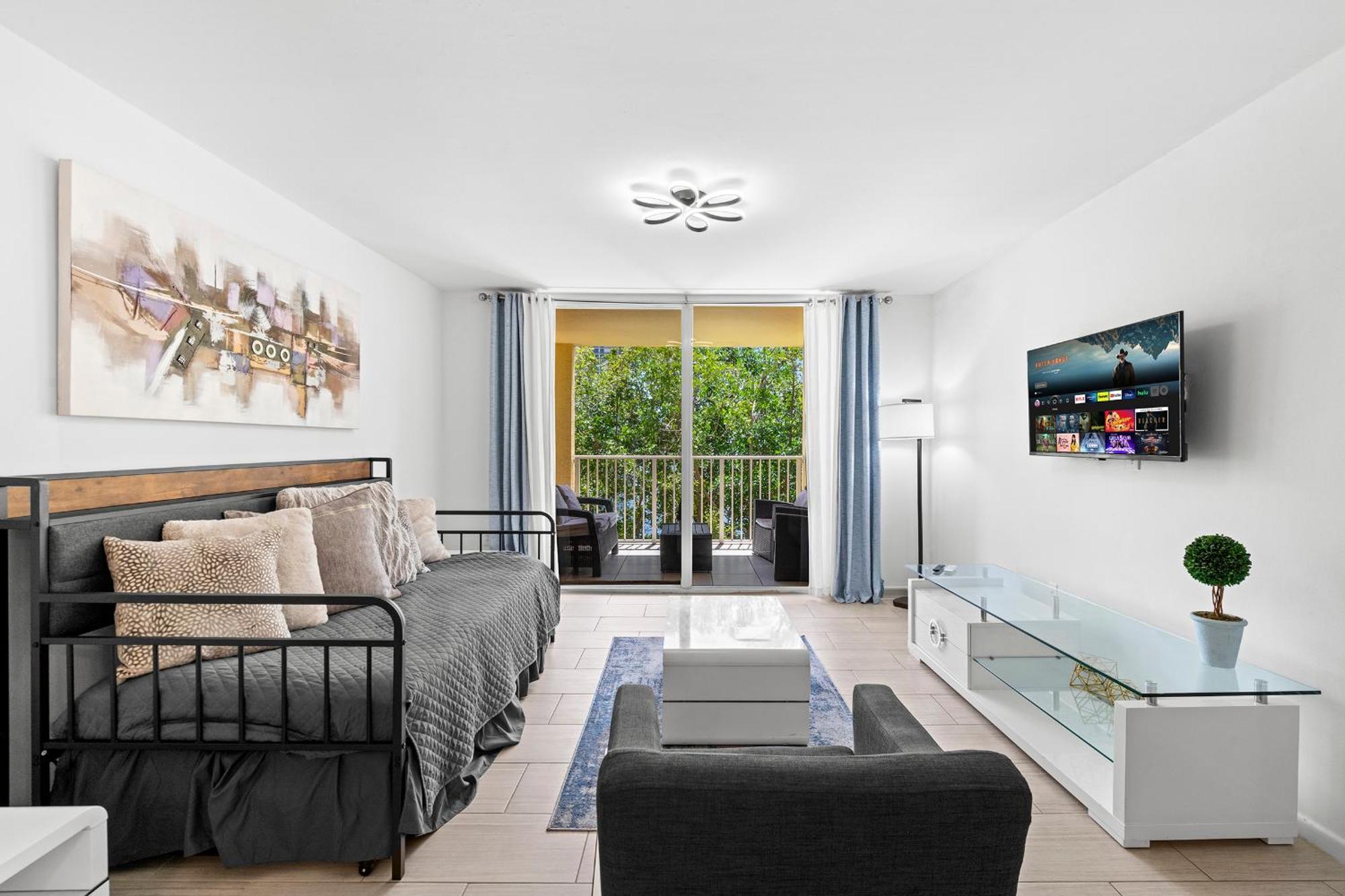 Yacht Club 2 Bedroom And 2 Bathroom With Baby Crib & Free Parking * Miami